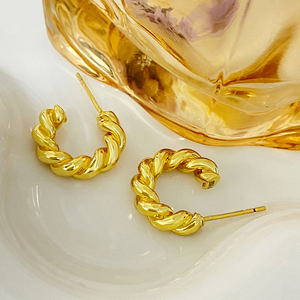 Listos para Enviar: Pendientes de Aro CC de Cuerda Trenzada Chapados en Oro, Impresionantes y Modernos, para Mujer - Product Image 3