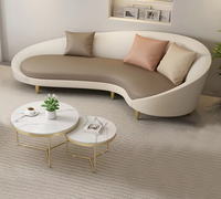 Canapé de couleur crème, de forme unique, au design moderne et minimaliste - idéal pour les salons de manucure, les magasins de vêtements et les instituts de beauté