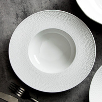 JQY Plats et assiettes blancs Vente en gros Prix d'usine Ensemble de vaisselle en céramique Plats en porcelaine à motif martelé pour restaurant