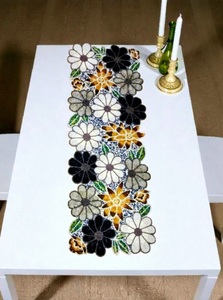 Chemin de table brodé à la main avec perles, sets de table floraux, linge de table personnalisé pour la maison, les mariages, les hôtels, les banquets - Product Image 1