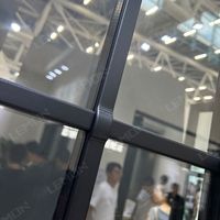 Puertas y Ventanas de Aluminio con Vidrio y Marco Redondo de Metal Negro, Estilo Clásico con Manija de Latón