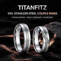 Titanfitz 1 paire d'anneaux de couple modernes argentés hypoallergéniques en acier inoxydable 316L, ensemble de alliances pour lui et pour elle avec zircone 5A