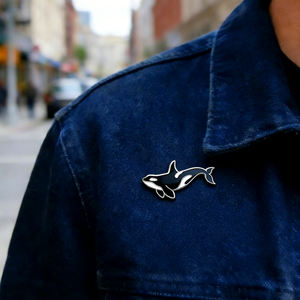 <span class=keywords><strong>1</strong></span>.5 inç Orca katil balina metal pimler rozeti özel aksesuarlar moda bez dekorasyon sert yumuşak mineli yaka rozeti hediye için - Product Image 4