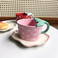 Ensemble tasse et soucoupe à café en céramique, style japonais, inspiré d'Instagram, créatif, mignon, avec motif fraise en relief, design élégant, pour le petit-déjeuner