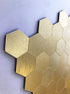 Mosaïque murale autocollante en aluminium, forme hexagonale, couleur dorée, motif brossé, pour plafond <span class=keywords><strong>de</strong></span> <span class=keywords><strong>salle</strong></span> <span class=keywords><strong>de</strong></span> <span class=keywords><strong>bain</strong></span> - Product Image 2