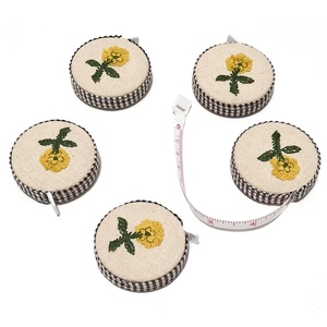 60-Inch Màu Vàng Hoa Thêu Có Thể Thu Vào Mềm Băng Đo Đôi Quy Mô Cai Trị Cho May Vải Vải Cơ Thể Thời Trang - Product Image 1