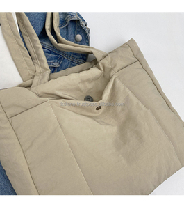 Sac à main fourre-tout en nylon matelassé tendance hiver 2024, grande capacité, doux, élégant, résistant à l'eau, antivol - Product Image 3