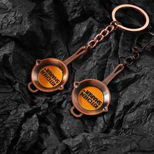 Precio de fábrica Logotipo personalizado Grabado láser Código Qr 3D Pan Llavero Aleación de zinc Esmalte Cocina Mini Cocina Llavero de metal Llavero - Product Image 4