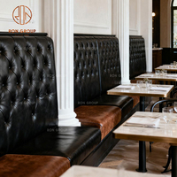 Ensemble de mobilier de café en cuir marron, banquette en forme de L avec table à manger carrée en bois pour café et restaurant