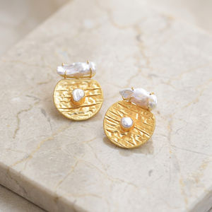 Boucles d'oreilles clous en perles d'eau douce, tendance, serties de pierres géométriques, plaqué or 24 carats, laiton sans nickel, bijoux d'anniversaire - Product Image 2