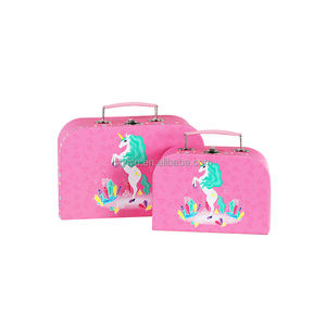 Caja de almacenamiento de cosméticos de joyería de <span class=keywords><strong>unicornio</strong></span> rosa de papel razonable caja de regalo de embalaje en forma de maleta de cartón pequeña con cerradura de Metal - Product Image 2