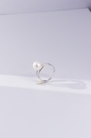 Une bague en perles d'eau douce en forme de H à double couche.