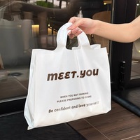 Sacs de vêtements en plastique imprimés personnalisés avec trous de poignée de poinçon fournisseur de sacs à provisions de couverture de vêtement