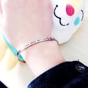 Braccialetto aperto a forma di C in acciaio inossidabile all'ingrosso bracciale Unisex lucido argento con lettere inglesi ispiratrici - Product Image 4