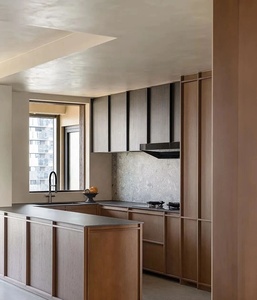 Sistema <span class=keywords><strong>de</strong></span> Gabinetes <span class=keywords><strong>de</strong></span> <span class=keywords><strong>Cocina</strong></span> Estilo Esqueleto, Color Madera Clara, Marco <span class=keywords><strong>de</strong></span> Metal Negro, Diseño Flotante, Tiradores Ocultos - Product Image 2