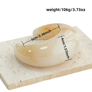 Bracelet <span class=keywords><strong>asymétrique</strong></span> large <span class=keywords><strong>carré</strong></span> tendance, bracelet statement en résine translucide marbrée dégradée surdimensionné pour femme, vente en gros - Product Image 5