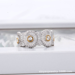 แหวนดอกไม้สแตนเลสสตีลประดับเพชรลายเดซี่สำหรับผู้หญิง สวมใส่ได้ทุกวัน ดีไซน์เปิดหน้า ชุบทอง 18K - Product Image 1