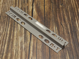 Les bandes <span class=keywords><strong>de</strong></span> joint <span class=keywords><strong>de</strong></span> tuile en PVC gris <span class=keywords><strong>de</strong></span> qualité technique sont résistantes aux intempéries, durables et faciles à installer. Bandes <span class=keywords><strong>de</strong></span> séparation pour carrelage - Product Image 2