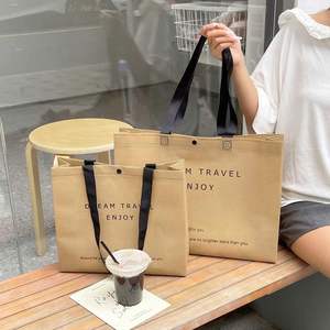 ถุงช้อปปิ้งผ้าไม่ทอแบบรักษ์โลก พิมพ์ลายโลโก้ DREAM TRAVEL ENJOY พร้อมสายสะพายไหล่ พิมพ์ลายด้วยเทคนิคซิลค์สกรีน เหมาะสำหรับใส่ของขวัญ - Product Image 1