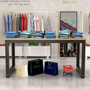 Mesa de exhibición para tienda de ropa, con superficie de madera y estructura metálica, independiente, horizontal y larga, para uso en tiendas minoristas. - Product Image 3