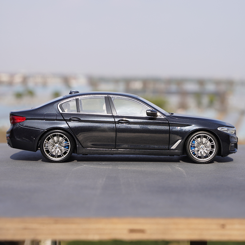 1/18 Scale BMW 5 Series Diecast Model - Perfect for Collectors