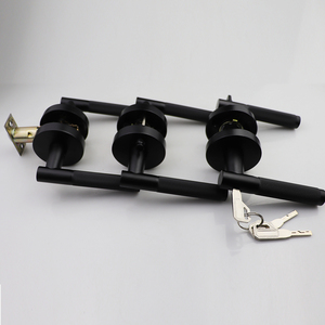 Populares manijas de puerta de imitación de madera en negro mate para entrada, privacidad o pasillo, con cerradura y palanca de diseño moleteado - Product Image 6