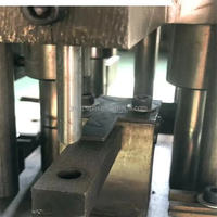 Machine de poinçonnage pneumatique multi-stations 380V pour la fabrication de trous dans les cadres de fenêtres en PVC et en aluminium