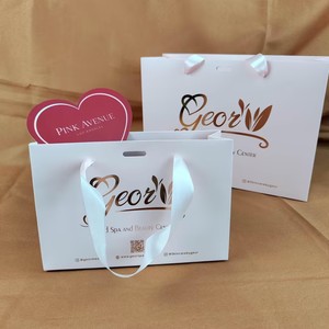 Sacs en papier rose et or rose de luxe - Sacs de shopping personnalisés avec logo imprimé pour les soins de la peau et les cosmétiques - Product Image 1