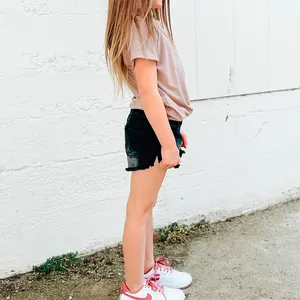 <span class=keywords><strong>Shorts</strong></span> in Jeans alla Moda per Ragazze, Orlo Tagliato, Elasticizzati, Morbidi <span class=keywords><strong>Shorts</strong></span> in Denim Nero per Bambine - Product Image 1