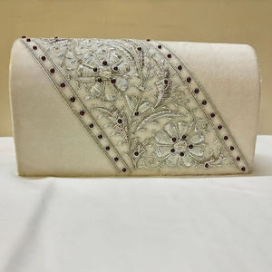 Pochette blanche élégante pour femme fabriquée à la main avec Zari en argent blanc orné de cristal blanc et de perles de grenat sac à main de soirée - Product Image 1