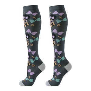Chaussettes <span class=keywords><strong>de</strong></span> compression montantes à motif dessin animé pour <span class=keywords><strong>femme</strong></span>, <span class=keywords><strong>bas</strong></span> <span class=keywords><strong>de</strong></span> soutien respirants en nylon et élasthanne pour <span class=keywords><strong>femme</strong></span>, marque privée OEM - Product Image 4