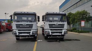 Shacman 2000L Capacité du réservoir Camion-citerne à béton Moteur diesel automatique Pompe à moteur Camion bétonnière en vrac Prix compétitif - Product Image 5