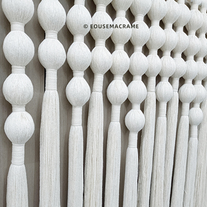 Grande Decorazione da Parete in Macramè Fatta a Mano con Nappe in Cotone Beige per Soggiorno - Product Image 6