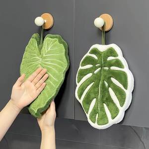 Toalla de mano de forro polar coral grueso con diseño de hoja, bonita y absorbente, con gancho colgante sin rastro para cocina y baño - Product Image 1
