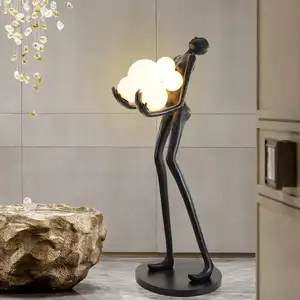 Popüler İskandinav modern yaratıcı insan heykel tasarım reçine LED zemin lambası model rom lobi sergi salonu dekorasyon için