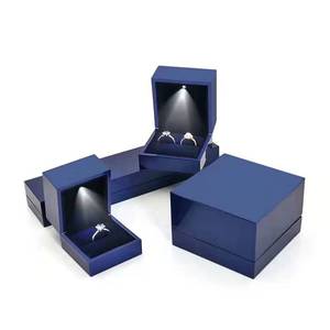 Caja de Joyería Negra Lacada Personalizable con Bandeja Interior de Terciopelo, Estuche de Almacenamiento de Joyas con Luz, Estuche de Anillos de Lujo de Alta Gama - Product Image 2