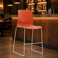 Chaise de bar empilable moderne avec structure en métal et coque en plastique pour l'école et l'hôtellerie