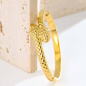 Brazalete Abierto de Acero Inoxidable con Baño de Oro de 18K, Diseño de Serpiente Texturizada, Brazalete Envolvente con Cabeza de Serpiente 3D, Estilo Retro de Lujo Ligero para Fiestas - Product Image 3