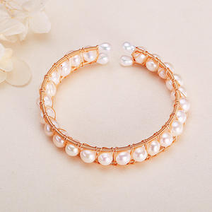 สร้อยข้อมือไข่มุกน้ำจืดแท้ ชุบทองแดงและทองคำ งานแฮนด์เมดสไตล์เรโทรจากจูจี้ ดีไซน์พันรอบเต็มวง ด้วยไข่มุกแท้ - Product Image 4