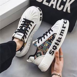 Chaussures de sport décontractées pour hommes, respirantes, doublées de maille, à enfiler, antidérapantes, pour la marche quotidienne, tendance mode toutes saisons - Product Image 1