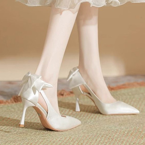 2025 nuove <span class=keywords><strong>scarpe</strong></span> da <span class=keywords><strong>sposa</strong></span> bianche con tacchi alti da <span class=keywords><strong>donna</strong></span> tacchi sottili a punta <span class=keywords><strong>scarpe</strong></span> da <span class=keywords><strong>sposa</strong></span> con fiocco a farfalla in raso - Product Image 3