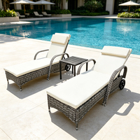 Chaise longue d'extérieur réglable en rotin avec table d'appoint, transat de patio avec coussin pour piscine, jardin, hôtel