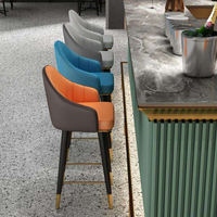 Tabouret de bar moderne et minimaliste à dossier, avec structure en fer, style luxe léger, à quatre pieds, pour usage commercial (comptoir, réception, caisse)