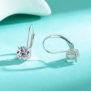 Pendientes de aro tipo huggie de moissanita VVS GRA de 2 quilates con corte redondo de alta calidad, cierre de cobre con relleno de oro de 14K, joyería streetwear para mujer - Product Image 3