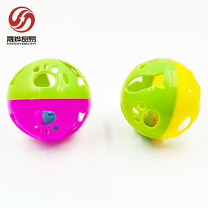 Palla Giocattolo Interattiva per Gatti in Plastica, Multicolore, Grande, con Motivo a Zampa di Pesce, Gioco per Gatti con Campanelli - Product Image 5