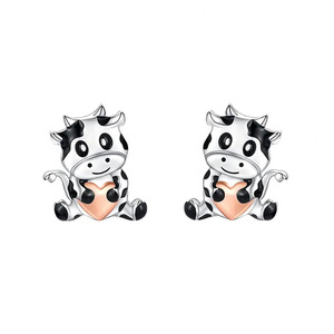 Orecchini a perno a forma di cuore di mucca, gioielli dolci e giocosi per orecchie, per donne e ragazze, da indossare tutti i giorni, accessorio regalo per outfit casual - Product Image 1