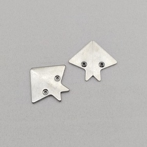 Support d'angle en aluminium Dunway à deux trous en forme de queue de poisson pour connecteurs de portes d'armoires - Product Image 1
