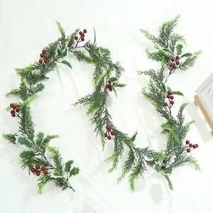 Guirnalda navideña con conos de pino, bayas y hojas para decoraciones navideñas, guirnalda artificial de 6 pies de largo para el hogar - Product Image 3