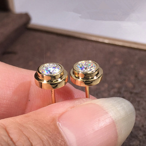 Orecchini a lobo classici in oro giallo con diamante rotondo taglio brillante incastonato a castone per l'uso quotidiano da donna E2500 - Product Image 4