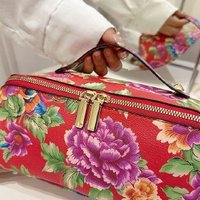 Trousse de maquillage élégante à fleurs Pochette à cosmétiques en cuir PU personnalisée de luxe pour les femmes Voyage en plein air avec poignée Trousse à maquillage florale